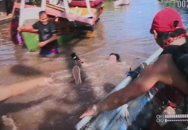 En plena cobertura sobre inundación ¡cayó al agua! (VIDEO)