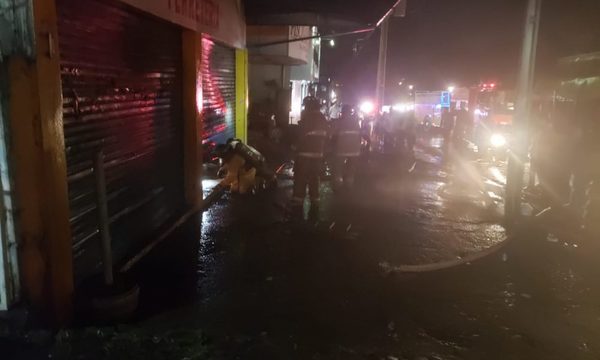 Incendio consume ferretería