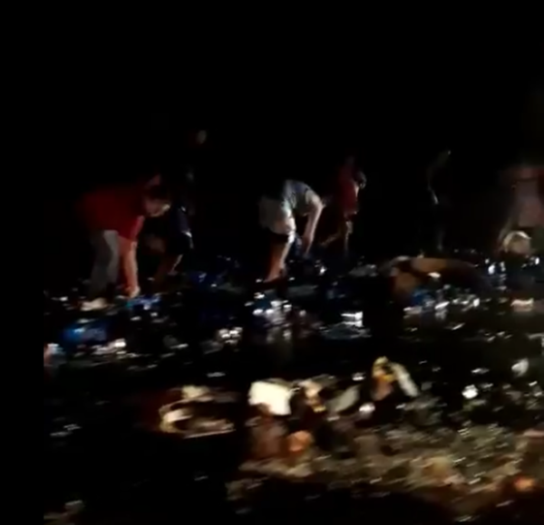 Camión perdió la carga y transeúntes recogieron cerveza | Paraguay en Noticias