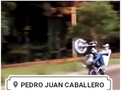 Jóvenes en moto hacen willy y vecinos anuncian ¡pollada a la vista!
