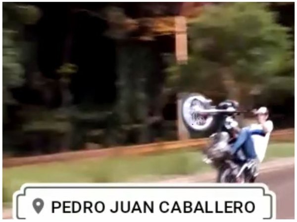 Jóvenes en moto hacen willy y vecinos anuncian ¡pollada a la vista!