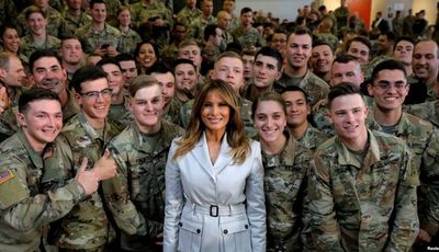 Melania Trump rinde homenaje a familias militares