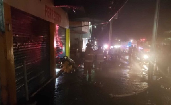 Comercial consumido por incendio