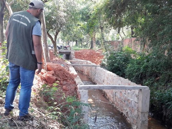 Intervienen obra que estaría alterando el curso de un arroyo en Villarrica | Paraguay en Noticias