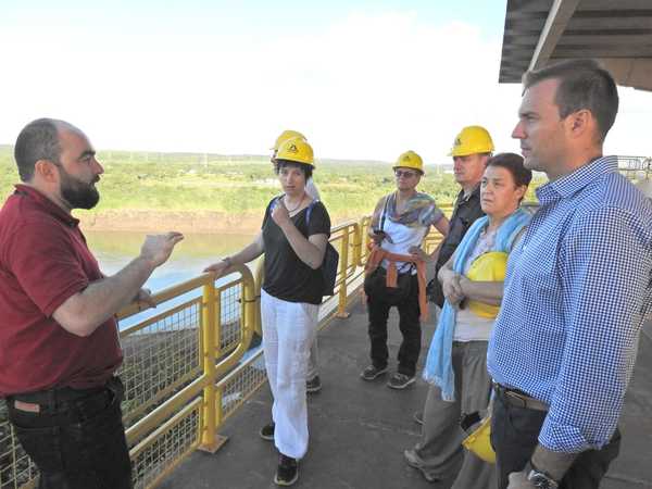 Delegación suiza valora aporte de Itaipu sobre obras de Bertoni | .::Agencia IP::.