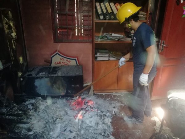 Adictos habrían provocado incendio en colegio | Paraguay en Noticias