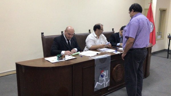 Votan para elegir al próximo rector de la UNA | Paraguay en Noticias