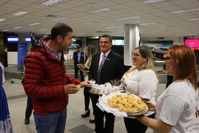 Reciben con chipa, cocido y música paraguaya a visitantes en aeropuerto - ADN Paraguayo