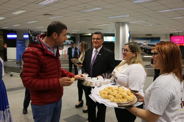 Reciben con chipa, cocido y música paraguaya a visitantes en aeropuerto - ADN Paraguayo