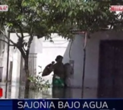 Afectados se ingenian como pueden para sobrellevar crecida en Sajonia - Paraguay.com