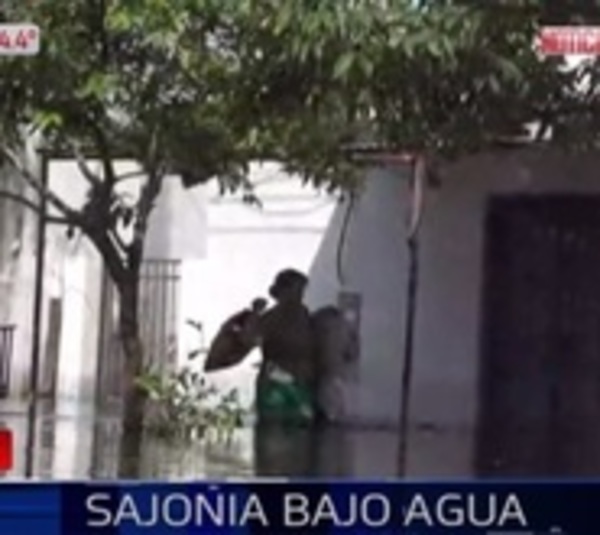 Afectados se ingenian como pueden para sobrellevar crecida en Sajonia - Paraguay.com