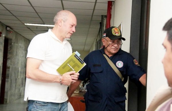 Stadecker busca instalar versión de sobredosis | Paraguay en Noticias