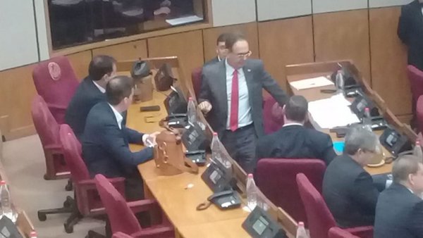 Liberales, casi a los golpes - Nacionales - ABC Color