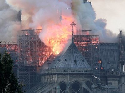 Papa llama a movilización para reconstruir catedral de Notre Dame