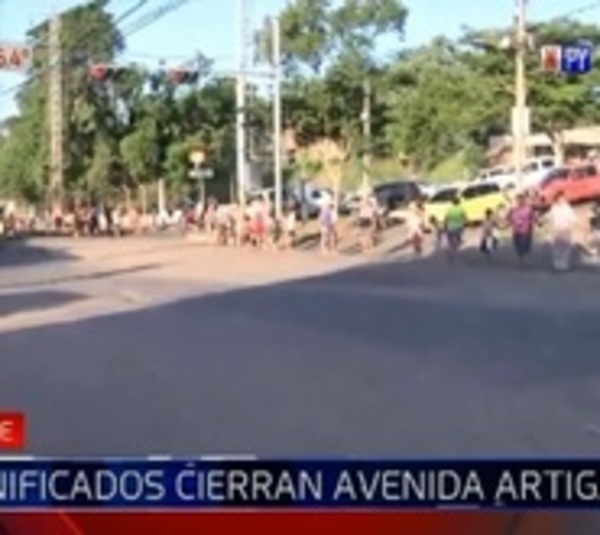 Damnificados cierran avenida Artigas en reclamo de asistencia - Paraguay.com