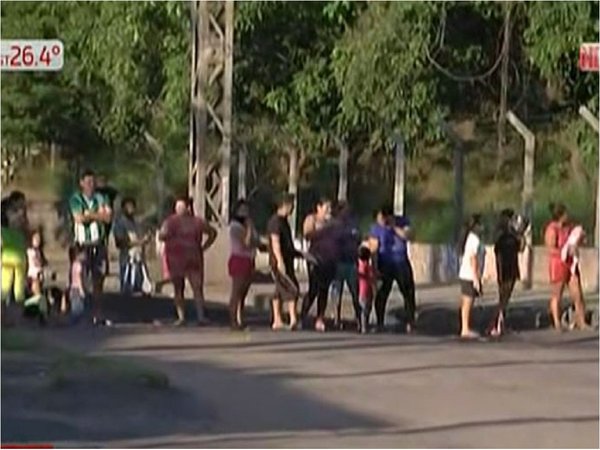 Damnificados cierran la avenida Artigas en reclamo de asistencia