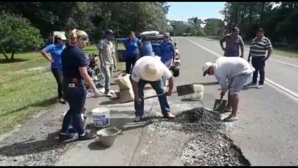 Puerto Antequera: funcionarios municipales bachean Ruta XI - 730am - ABC Color