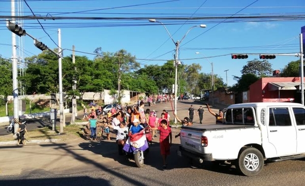 HOY / Damnificados reclaman energía eléctrica en refugio y protestan con cierre de Artigas