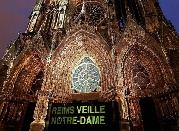 Vigilia frente a Catedral de Notre Dame - Internacionales - ABC Color