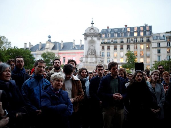 Cientos de parisienses, en vigilia frente a Notre Dame