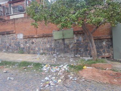 Basural en vereda de colegio - Cronicas Ciudadanas - ABC Color