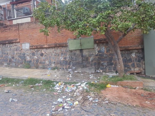 Basural en vereda de colegio - Cronicas Ciudadanas - ABC Color