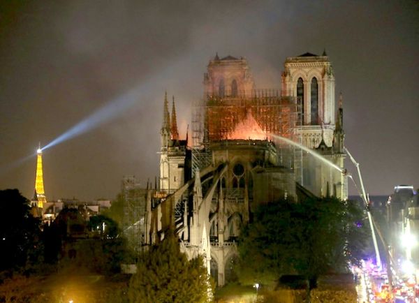 Católicos lloran un “símbolo vivo” de su fe con incendio de catedral