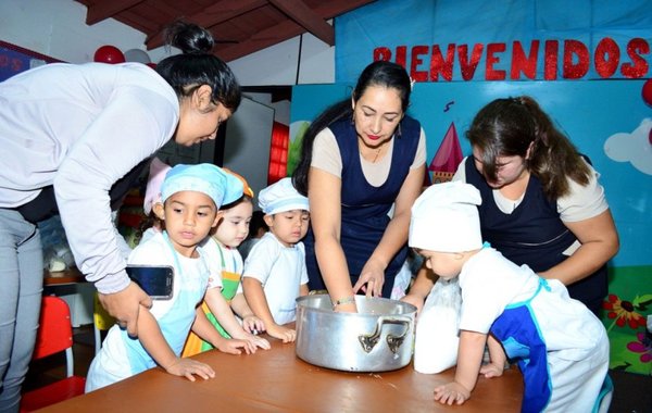 Madres y niños durante el tradicional chipa apo - Edicion Impresa - ABC Color