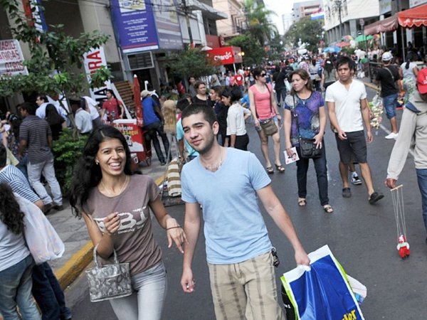 Shoppings y tiendas tendrán horario variado en días santos