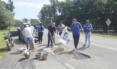 Funcionarios municipales reparan parte de la Ruta 11 - Edicion Impresa - ABC Color