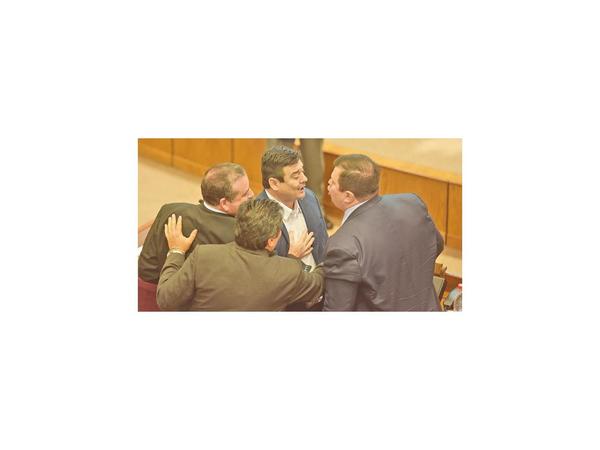 Liberales casi llegan a golpes y queda en suspenso lugar de Payo