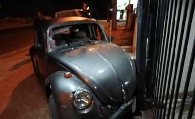 HOY / Conductor quedó dormido y chocó contra un negocio en Ñemby
