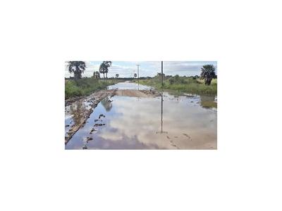 Suman familias rodeadas  de agua en la compañía Lomas