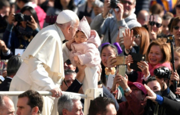 El papa da las gracias a los bomberos que arriesgaron sus vidas por Notre Dame - Radio 1000 AM