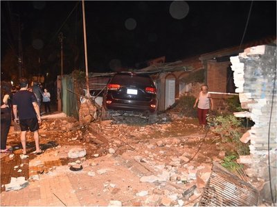 Conductor pierde el control y choca contra la muralla de dos viviendas