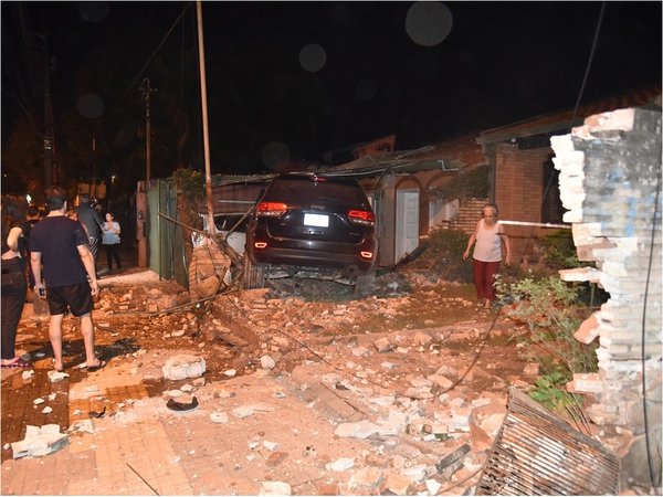 Conductor pierde el control y choca contra la muralla de dos viviendas