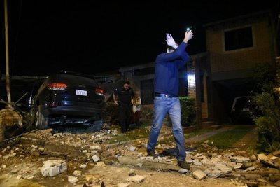 Lujosa camioneta choca contra columna y casas - Nacionales - ABC Color