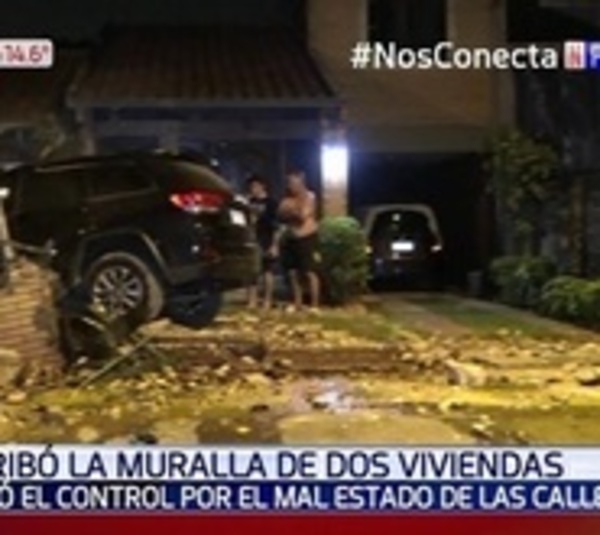 Derribó la muralla de dos viviendas con su camioneta - Paraguay.com