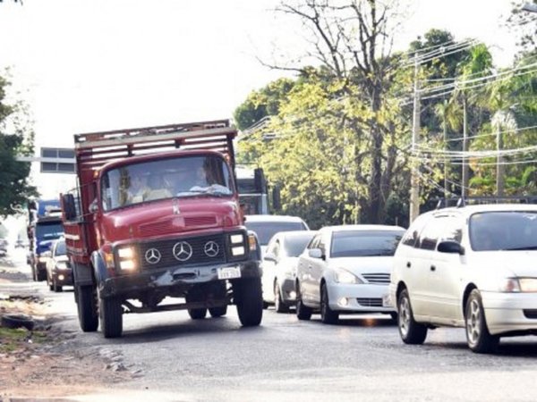 Viajar en rutas con las luces apagadas, la falta más común de los conductores