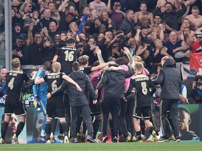 El doble homenaje del Ajax a la leyenda de Johan Cruyff