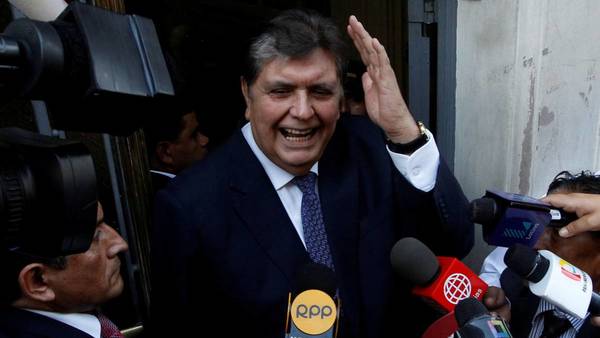 El ex presidente peruano Alan García se dispara en la cabeza cuando iba a ser detenido