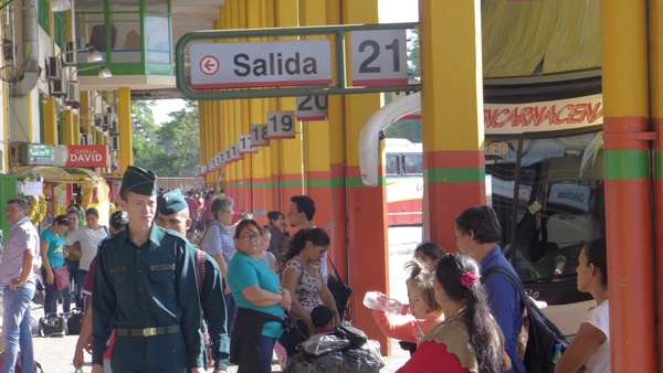 Masiva presencia de pasajeros en la terminal de Asunción - ADN Paraguayo