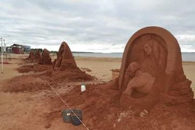 Un peculiar víacrucis tallado en arena - Nacionales - ABC Color