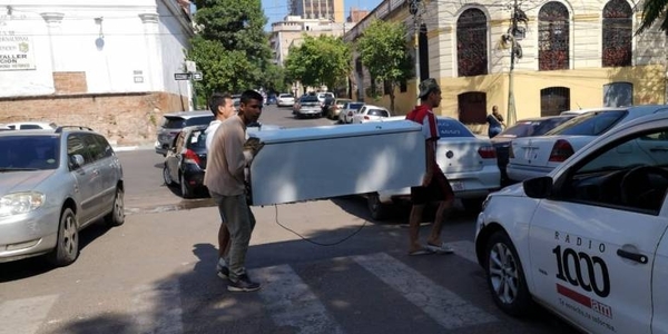 HOY / Más damnificados desocupan la plaza frente al Cabildo