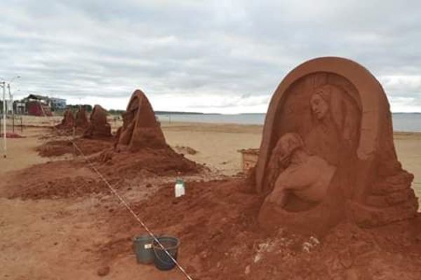 Un peculiar víacrucis tallado en arena | Paraguay en Noticias