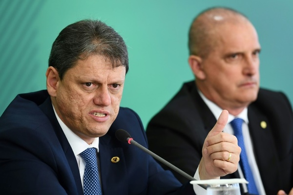 Bolsonaro anuncia beneficios para evitar huelga de camioneros - ADN Paraguayo