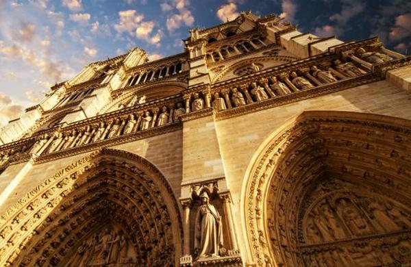 El hombre que caminó entre las torres de la catedral de Notre Dame - C9N