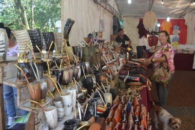 Artesanos exponen en la plaza de Caacupé - Nacionales - ABC Color