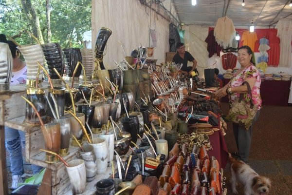 Artesanos exponen en la plaza de Caacupé - Nacionales - ABC Color