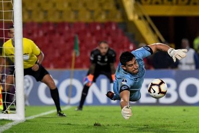 Volvió del baño y tapó dos penales - Deportes - ABC Color
